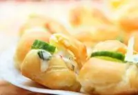 Эклеры со сливочным кремом из копченого лосося с зеленью