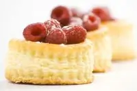 Корзиночки из теста фило с малиной