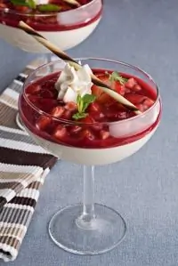 Ванильный пудинг с джемом из свежей клубники