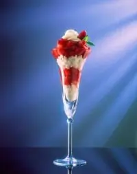 Свежие ягоды с йогуртовым кремом и грецкими орехами