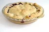 Закрытый песочный пирог с четырьмя видами ягод