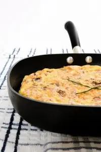 Омлет с куриной печенью и помидорами