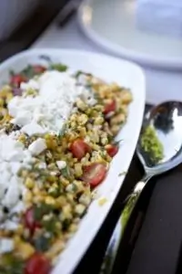 Салат из кукурузы, козьего сыра и помидоров черри