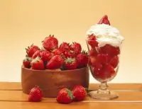 Клубника в соке из лимонов мейер со взбитыми сливками