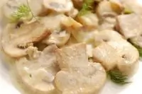 Салат из свежих грибов со сливочно-сырным соусом