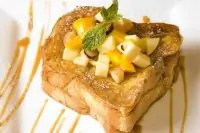 Гренки с корицей и грушевым соусом