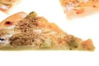 Пицца с грушей, луком, орехами и двумя видами сыра