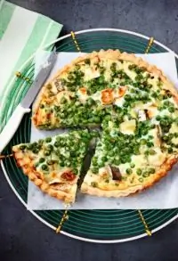 Слоеный пирог с зеленым горошком, беконом, пармезаном и зеленью