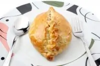 Куриные грудки с ветчиной и имбирем в тесте