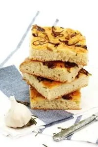 Пшеничный хлеб с луком