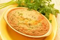 Картофельная запеканка с курицей, грибами и зеленым горошком
