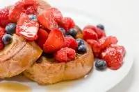 Быстрый лимонный хлеб с ягодами по итальянски