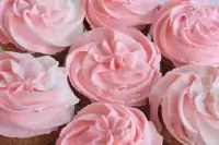 Клубничные капкейки с сырно-клубничным кремом