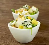 Куриный салат с горгонзолой, печеной грушей и грецкими орехами