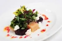 Салат из печеной свеклы с рукколой, мангольдом и козьим сыром