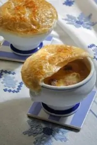 Луковый суп в горшочке