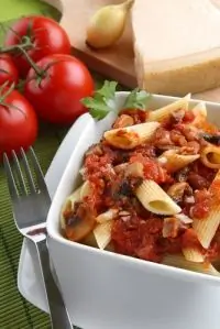 Паста с соусом из помидоров, анчоусов, каперсов и маслин