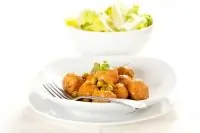 Куриные котлетки в винном соусе с грибами и горошком