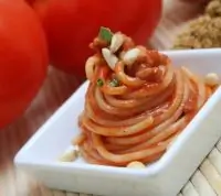 Острая паста с кедровыми орешками и зеленью