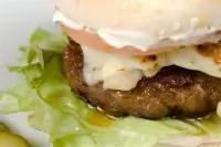 Горячие гамбургеры с брынзой и говядиной