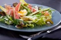 Салат с инжиром, прошутто и соусом айоли