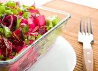 Салат из разноцветного радиккьо с печеной свеклой и апельсиновым винегретом