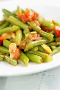 Зеленая фасоль с вялеными томатами и чесноком