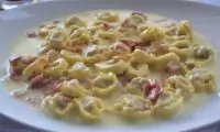 Тортеллини с ветчиной в сливочном соусе