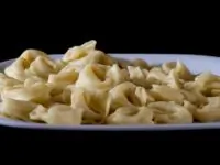 Тортеллини с курицей, сыром и мускатным орехом