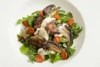 Салат с вяленым помидорами, инжиром и карамелизованным луком