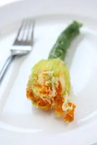 Жареные цветки цукини