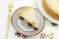 Баскский пирог с черешней и заварным кремом