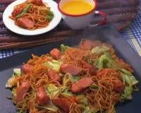 Лапша с сосисками и зеленым салатом