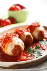 Кальмары, фаршированные телятиной с томатным соусом