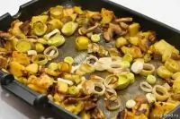 Печеная камбала с грибами и картофелем в вине