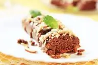 Шоколадная колбаска с печеньем и ликером