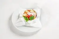 Банановый десерт с красной смородиной в микроволновке