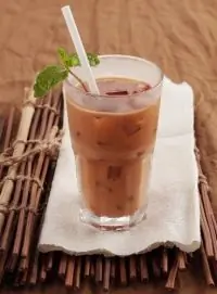 Холодный чай с молоком и мятой