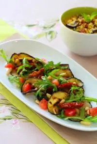 Теплый салат из баклажанов на гриле с черри и зеленью