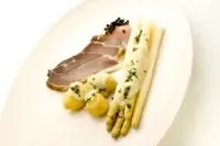 Вареная спаржа в сливочном масле с пармезаном