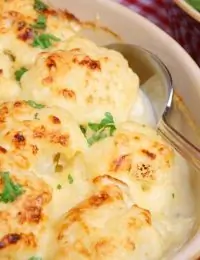 Золотистая цветная капуста с чесноком и пармезаном