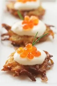 Картофельные латкес с йогуртом и красной икрой