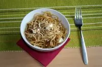 Теплый салат из лисичек, феты и пасты