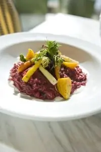 Красное «ризотто» из перловки с овощами