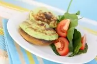 Грибные шляпки, фаршированные шпинатом и голубым сыром