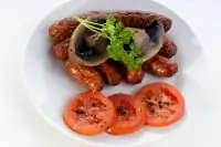 Тушеные сосиски в красном вине с грибами