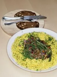 Пшеничные клецки с тушеными грибами и розмарином