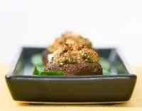 Грибы, фаршированные сыром бри, с зеленью и чесноком