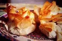 Мешочки из теста фило с грибами и пармезаном