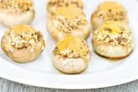 Грибные шляпки, фаршированные сырно-мясной начинкой